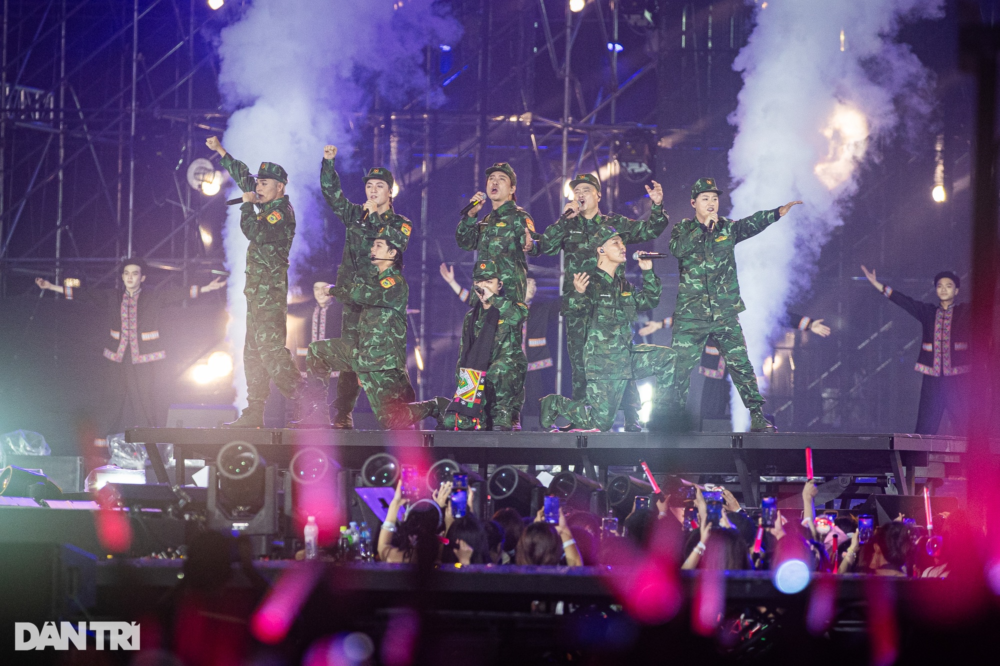 Từ “Anh trai” đến G-Dragon: Lý giải các ông lớn đổ bộ cuộc chơi concert - 3 Từ “Anh trai” đến G-Dragon: Lý giải các ông lớn đổ bộ cuộc chơi concert - 3