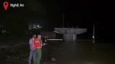 Lực lượng chức năng chăng dây vượt lũ đưa người dân đi cấp cứu
