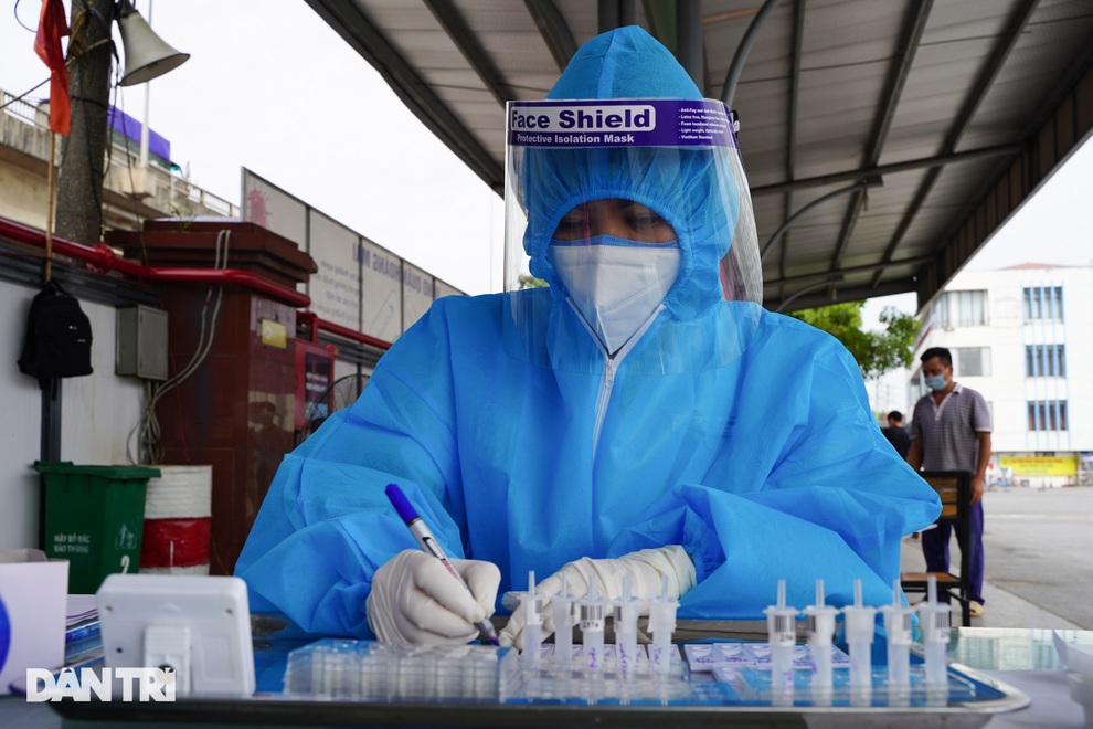 Test nhanh Covid-19 lưu động cho lái xe luồng xanh ngay tại bến ở Hà Nội - 7 Test nhanh Covid-19 lưu động cho lái xe luồng xanh ngay tại bến ở Hà Nội - 7
