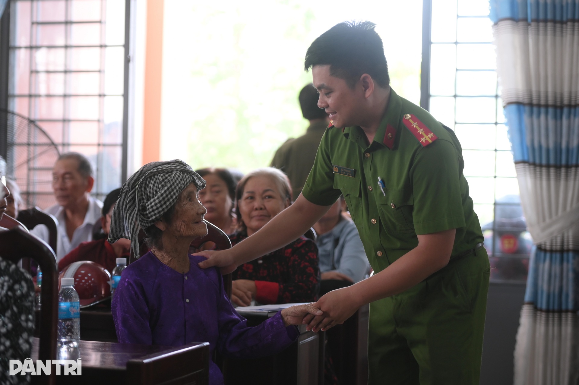 Thân nhân liệt sĩ xếp hàng lấy mẫu ADN, mong tìm lại người thân ở Tây Ninh - 8 Thân nhân liệt sĩ xếp hàng lấy mẫu ADN, mong tìm lại người thân ở Tây Ninh - 8