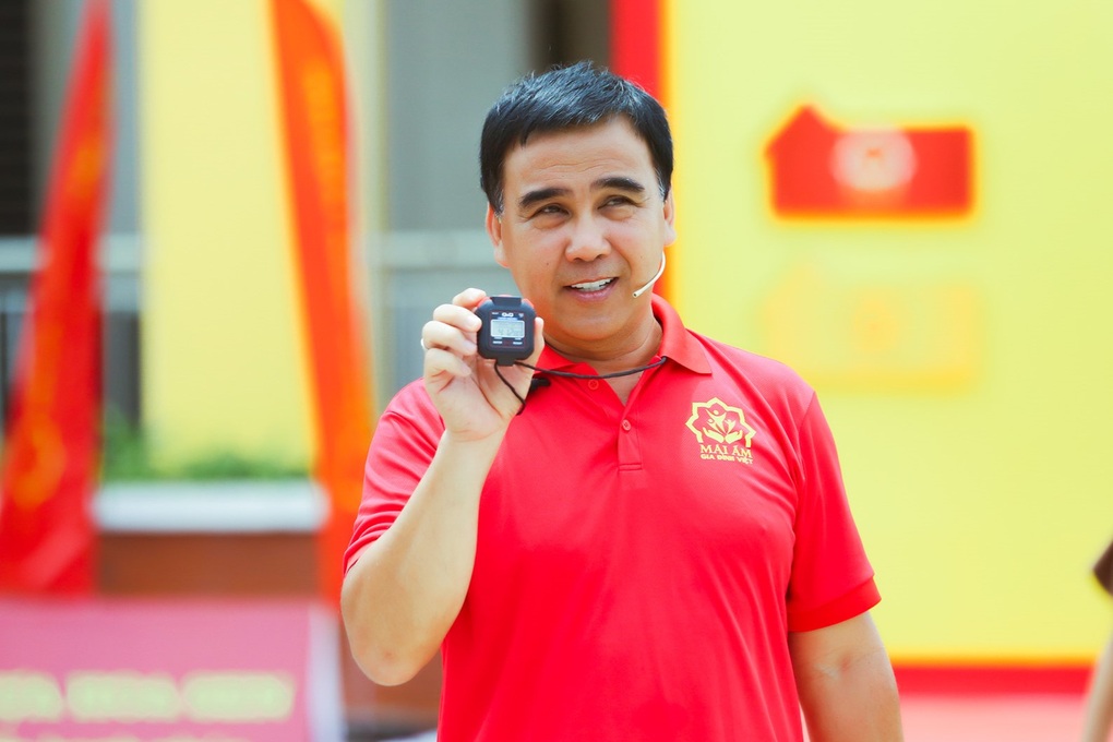 Quyền Linh tiếp tục bấm đồng hồ ăn gian để giúp trẻ mồ côi do Covid-19 - 1 Quyền Linh tiếp tục bấm đồng hồ ăn gian để giúp trẻ mồ côi do Covid-19 - 1