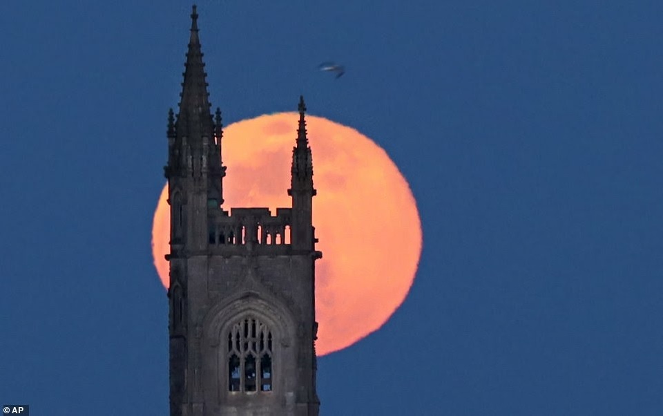 Kỳ thú hiện tượng siêu trăng trên khắp các điểm đến nổi tiếng thế giới - 17 Kỳ thú hiện tượng siêu trăng trên khắp các điểm đến nổi tiếng thế giới - 17