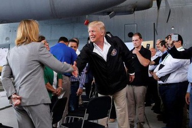Tổng thống Trump hứng chỉ trích vì bình luận về cơn bão khiến gần 3.000 người chết