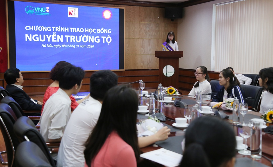 30 sinh viên nghèo vượt khó nhận học bổng Nguyễn Trường Tộ - 2 30 sinh viên nghèo vượt khó nhận học bổng Nguyễn Trường Tộ - 2