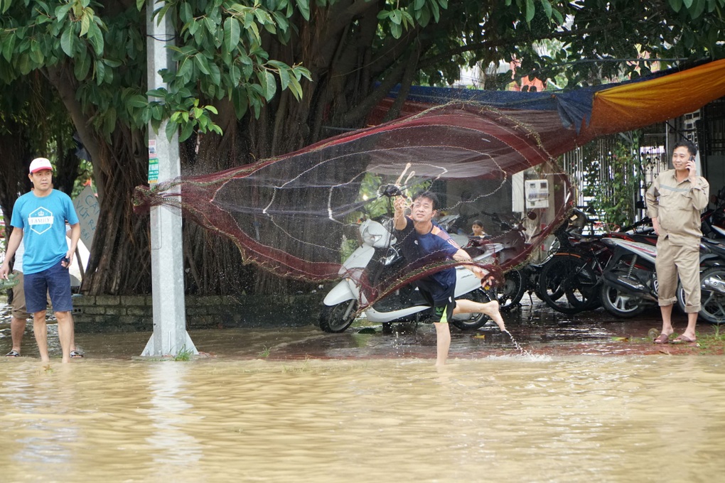 Người dân trở tay không kịp khi hồ thủy lợi lớn nhất vùng xả lũ - 5 Người dân trở tay không kịp khi hồ thủy lợi lớn nhất vùng xả lũ - 5