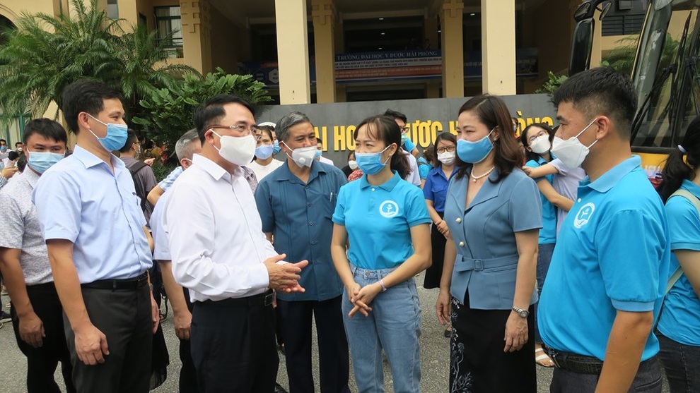 Hơn 200 giảng viên, sinh viên Đại học Y dược Hải Phòng lên đường vào Nam - 2 Hơn 200 giảng viên, sinh viên Đại học Y dược Hải Phòng lên đường vào Nam - 2