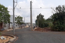 Kỳ lạ hàng chục cột điện, cột đèn nằm "chình ình" trên đường tại Gia Lai