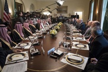 Bức ảnh chụp cuộc gặp tại Nhà Trắng gây "bão" mạng