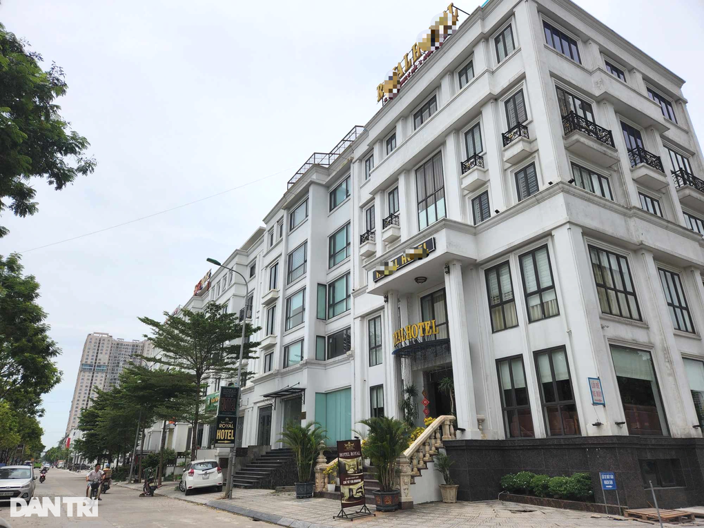 Shophouse, liền kề giá cả chục tỷ đồng treo biển cho thuê nát bươm vẫn ế - 4 Shophouse, liền kề giá cả chục tỷ đồng treo biển cho thuê nát bươm vẫn ế - 4