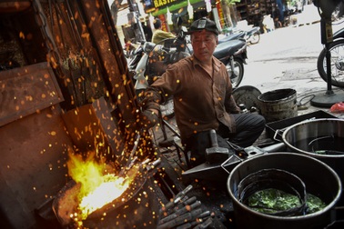 Ngày siêu nóng, thợ rèn phố cổ vẫn miệt mài bên lò lửa nghìn độ