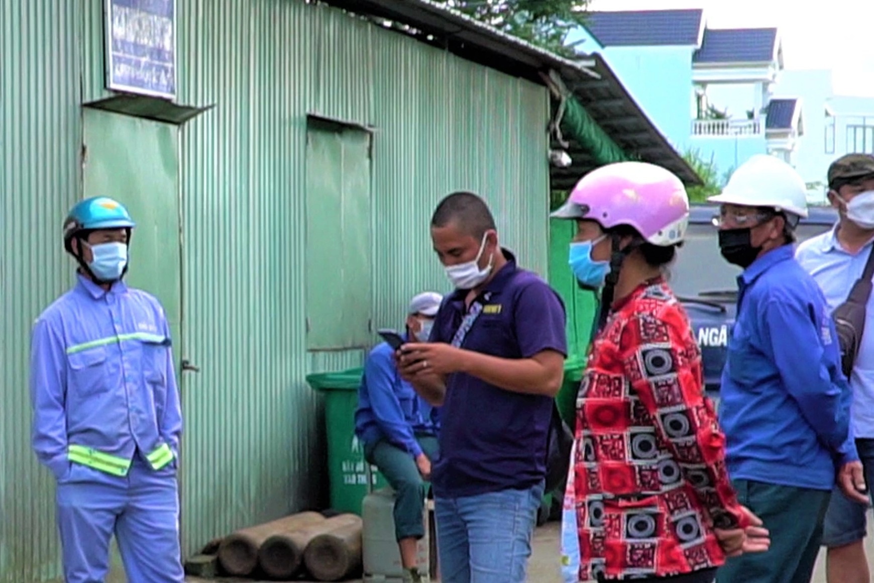 Công nhân vệ sinh bị nợ lương nhiều tháng, nheo nhóc sống qua mùa dịch - 1 Công nhân vệ sinh bị nợ lương nhiều tháng, nheo nhóc sống qua mùa dịch - 1