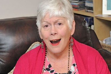 Người phụ nữ không thể mở mắt nếu không… hát