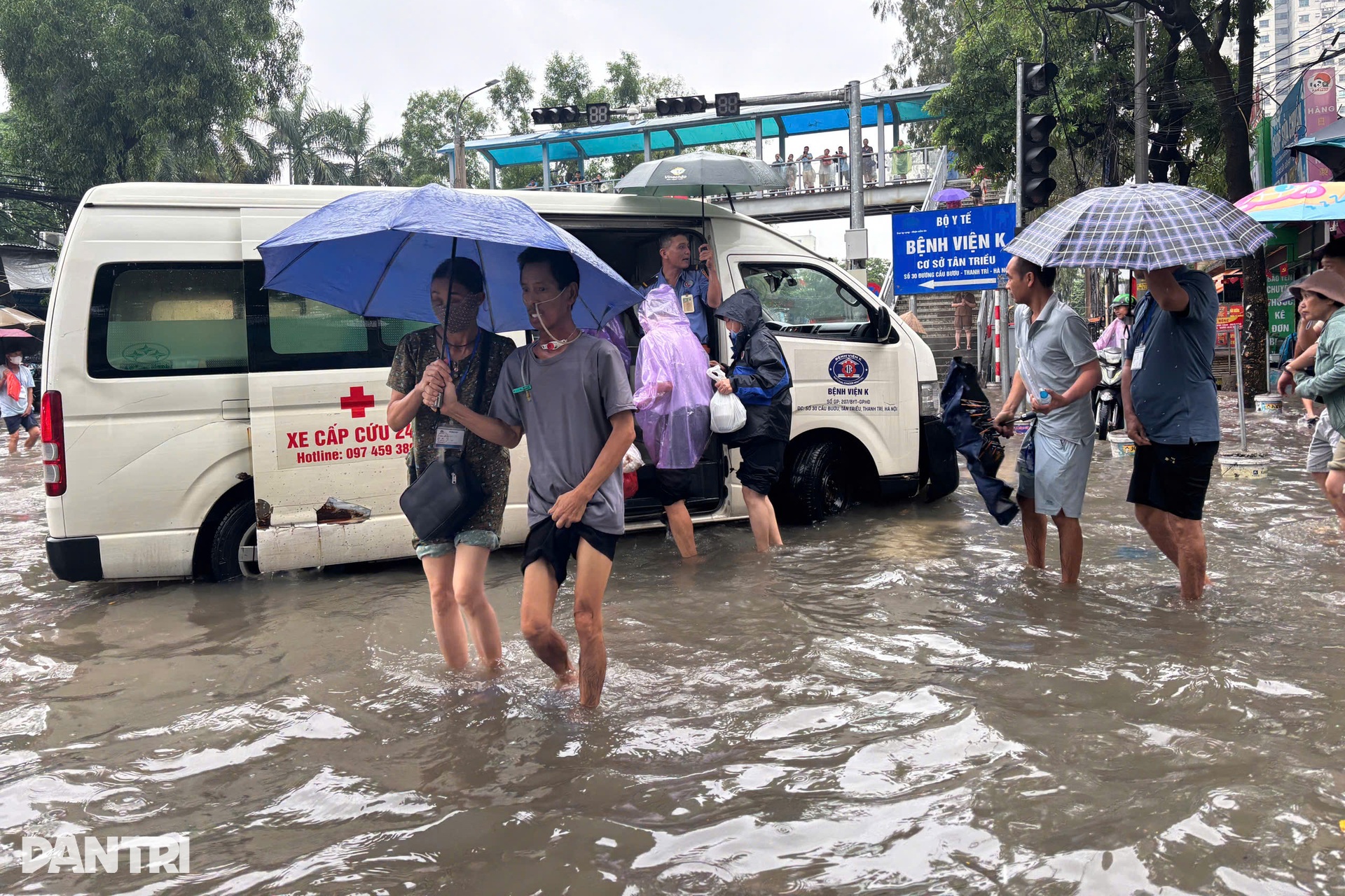 Hà Nội mưa lớn từ sáng sớm, phố phường ngập sâu, xe cộ chết máy hàng loạt - 20 Hà Nội mưa lớn từ sáng sớm, phố phường ngập sâu, xe cộ chết máy hàng loạt - 20