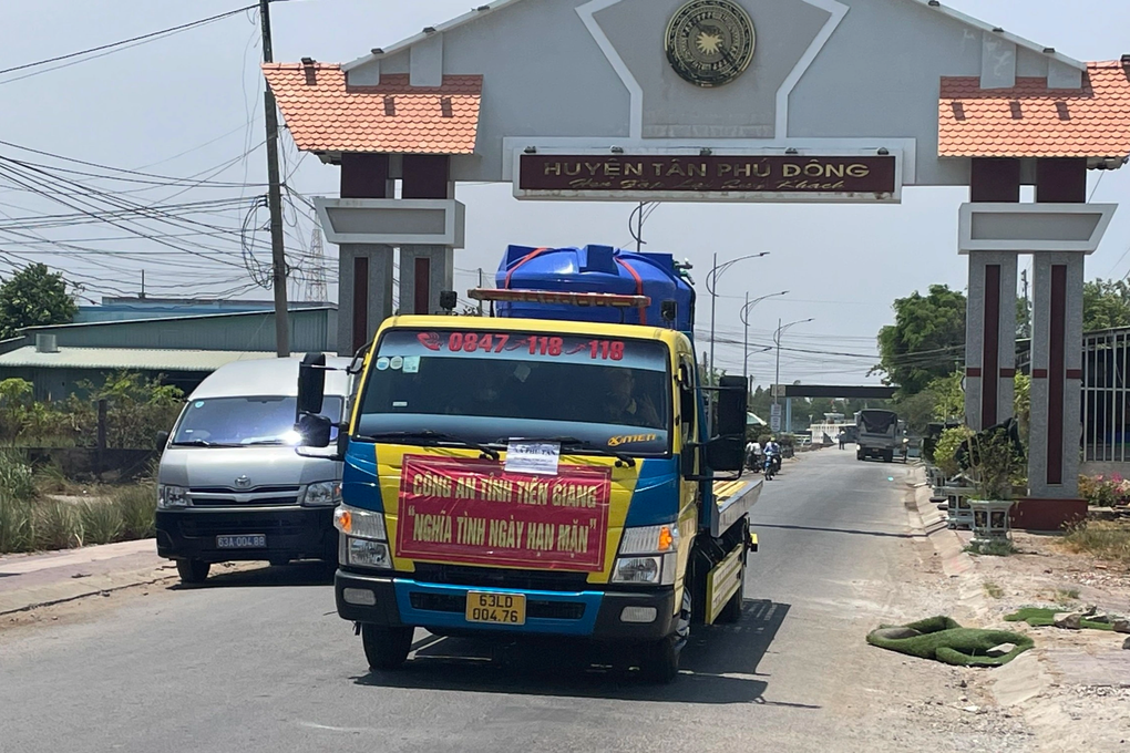 Công an Tiền Giang mang giọt nước nghĩa tình đến bà con vùng hạn mặn - 2 Công an Tiền Giang mang giọt nước nghĩa tình đến bà con vùng hạn mặn - 2