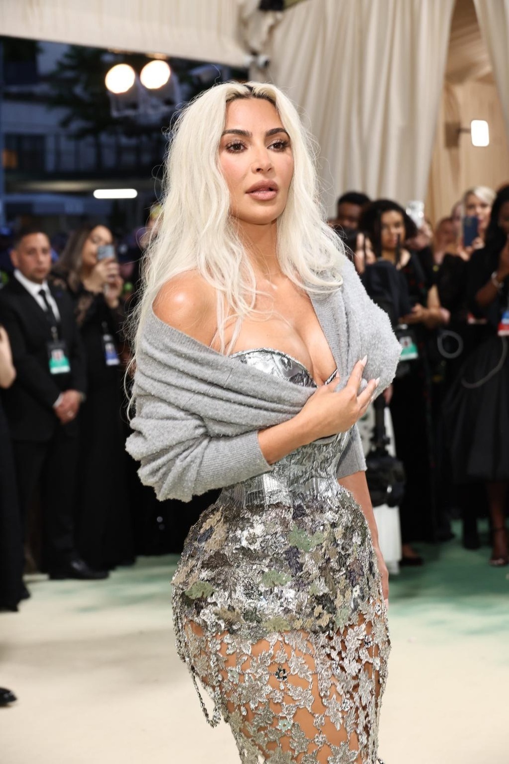 Kim Kardashian's surreal waist causes fierce controversy - 8