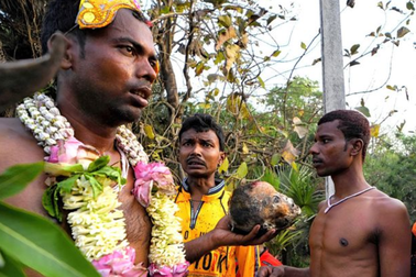 Rùng mình với lễ hội nhảy múa cùng hộp sọ người