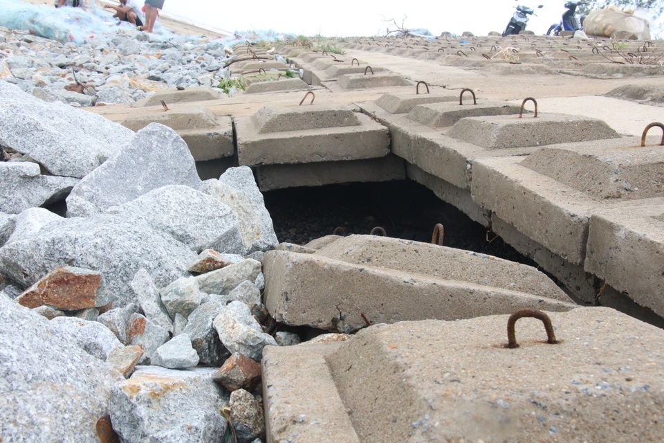 Hàng trăm mét kè biển bị sạt lở nghiêm trọng - 3
