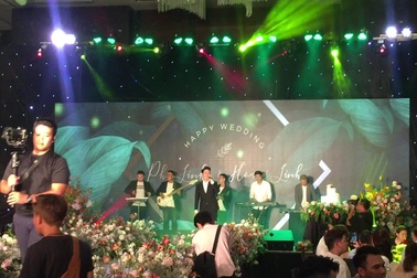 Lê Hiếu hát “Lời yêu thương” trong đám cưới BTV Phí Linh