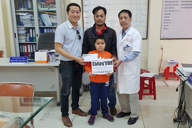 Trao hơn 55 triệu đồng đến gia đình kiệt quệ vì con ung thư máu dòng tủy
