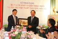 Trao tặng “triển lãm ảnh và phim tư liệu quảng bá Việt Nam” tại Séc