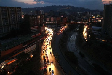 Venezuela chìm trong bóng tối, quân đội lập hệ thống giám sát lưới điện từ trên không