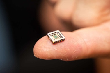 Neuron nhân tạo đầu tiên trên thế giới được phát triển trên 1 con chip silicon