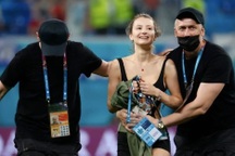 Nữ cổ động viên "đột nhập" trận Bỉ - Phần Lan