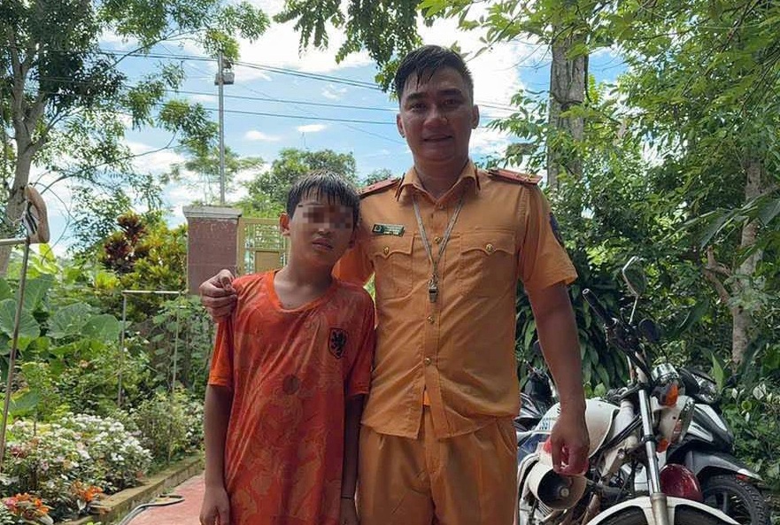 Thượng úy cảnh sát giao thông lao xuống sông chảy xiết cứu cháu bé - 1