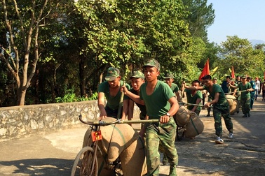 Sôi nổi tái hiện xe đạp thồ Điện Biên Phủ tại Lễ hội Hoa Ban