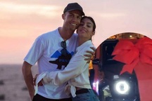 C.Ronaldo hạnh phúc khi được bạn gái chiều chuộng hết lòng