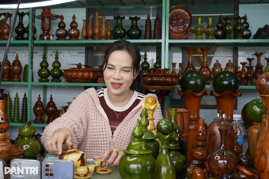 Thợ gỗ làm liều, cả làng livestream bán hàng để giữ nghề - 2 Thợ gỗ làm liều, cả làng livestream bán hàng để giữ nghề - 2