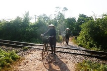 Hiểm họa chết người từ những đường dân sinh cắt ngang đường tàu