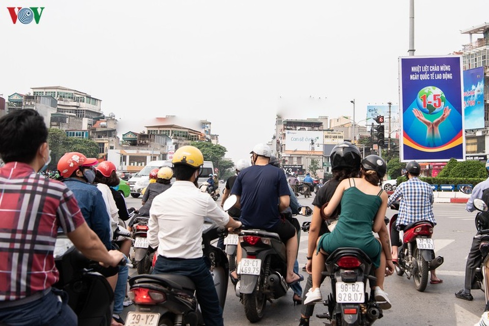 Phố phường Hà Nội rợp bóng cờ bay dịp lễ 30/4 - 18