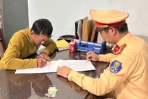 Tài xế ô tô chặn đầu xe khách bị xử phạt, trừ điểm giấy phép lái xe