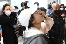 Cha mẹ đỏ mắt chờ tin con suốt đêm sau thảm kịch giẫm đạp ở Seoul