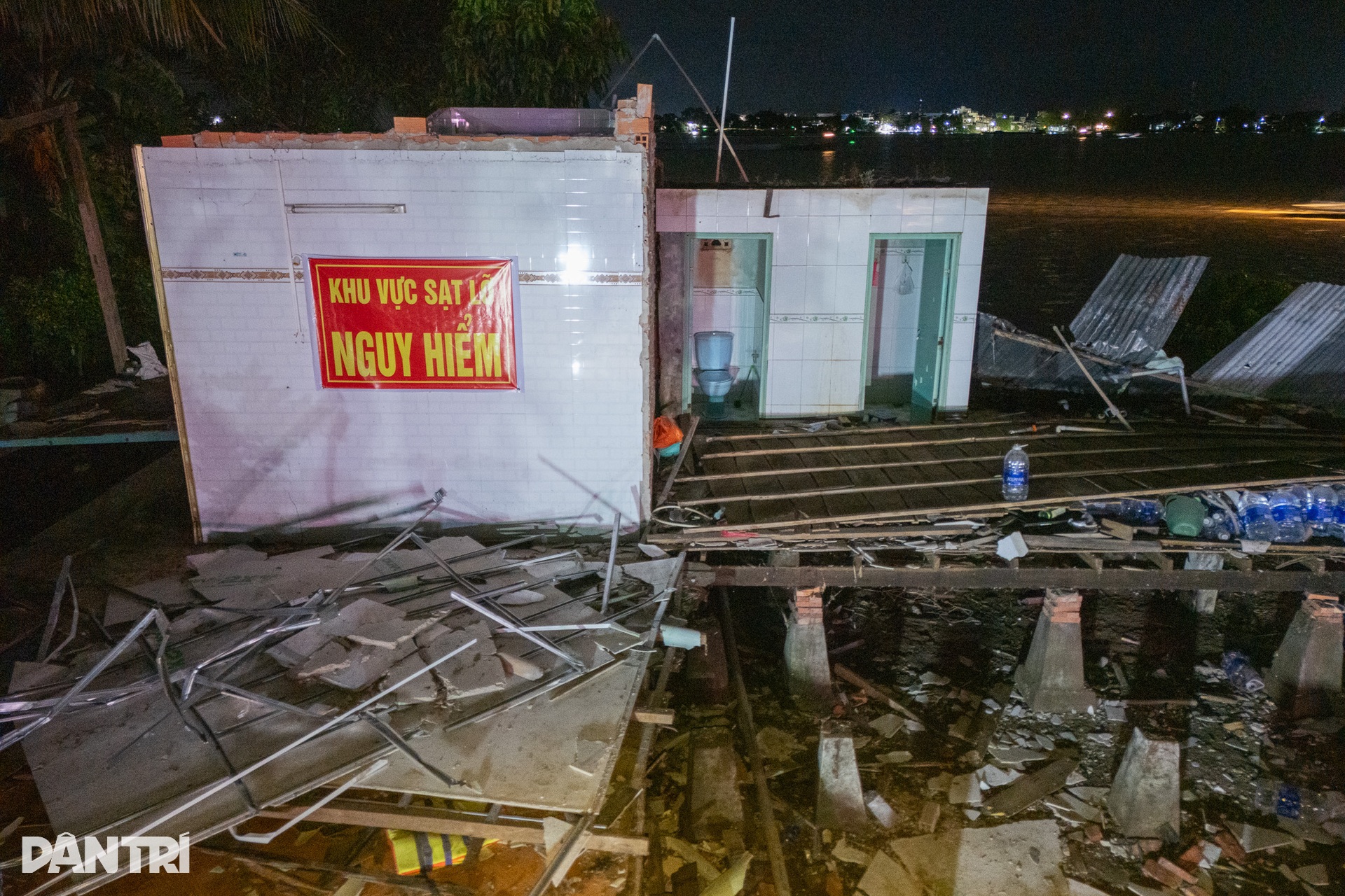 Nhiều nhà ven sông ở miền Tây bị nhấn chìm do sạt lở - 1 Nhiều nhà ven sông ở miền Tây bị nhấn chìm do sạt lở - 1