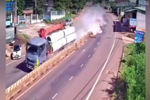 Xe tải chở ống cống húc ô tô, tông nát dải phân cách