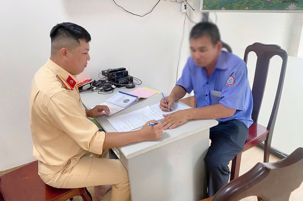 Đình chỉ công việc tài xế xe buýt vượt ẩu trên quốc lộ 20 qua Đồng Nai - 1 Đình chỉ công việc tài xế xe buýt vượt ẩu trên quốc lộ 20 qua Đồng Nai - 1