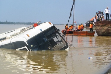 Phát hiện thi thể nghi là nạn nhân vụ xe khách bị cuốn trôi ngoài biển