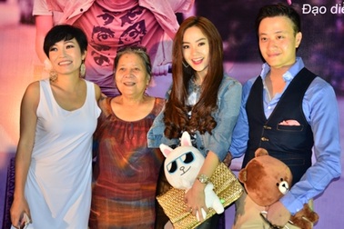 Minh Hằng “tố” đạo diễn ham chơi facebook lúc quay phim