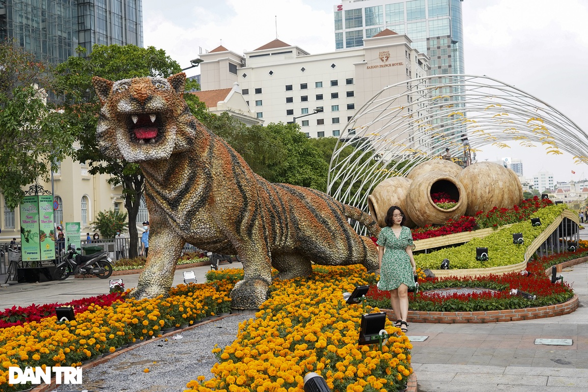 Diện mạo Đường hoa Nguyễn Huệ TPHCM trước giờ khai mạc - 2 Diện mạo Đường hoa Nguyễn Huệ TPHCM trước giờ khai mạc - 2