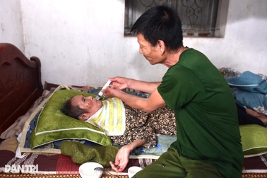 Xót cảnh con trai mắc bệnh thần kinh gồng mình chăm mẹ liệt giường