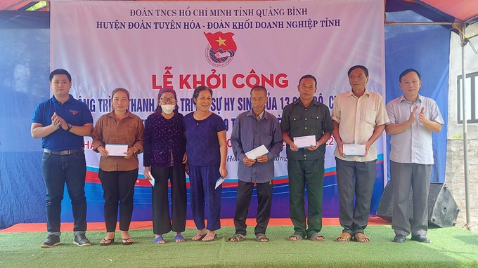 Trao quà cho gia đình chính sách trên địa bàn xã Thanh Hóa, huyện Tuyên Hóa