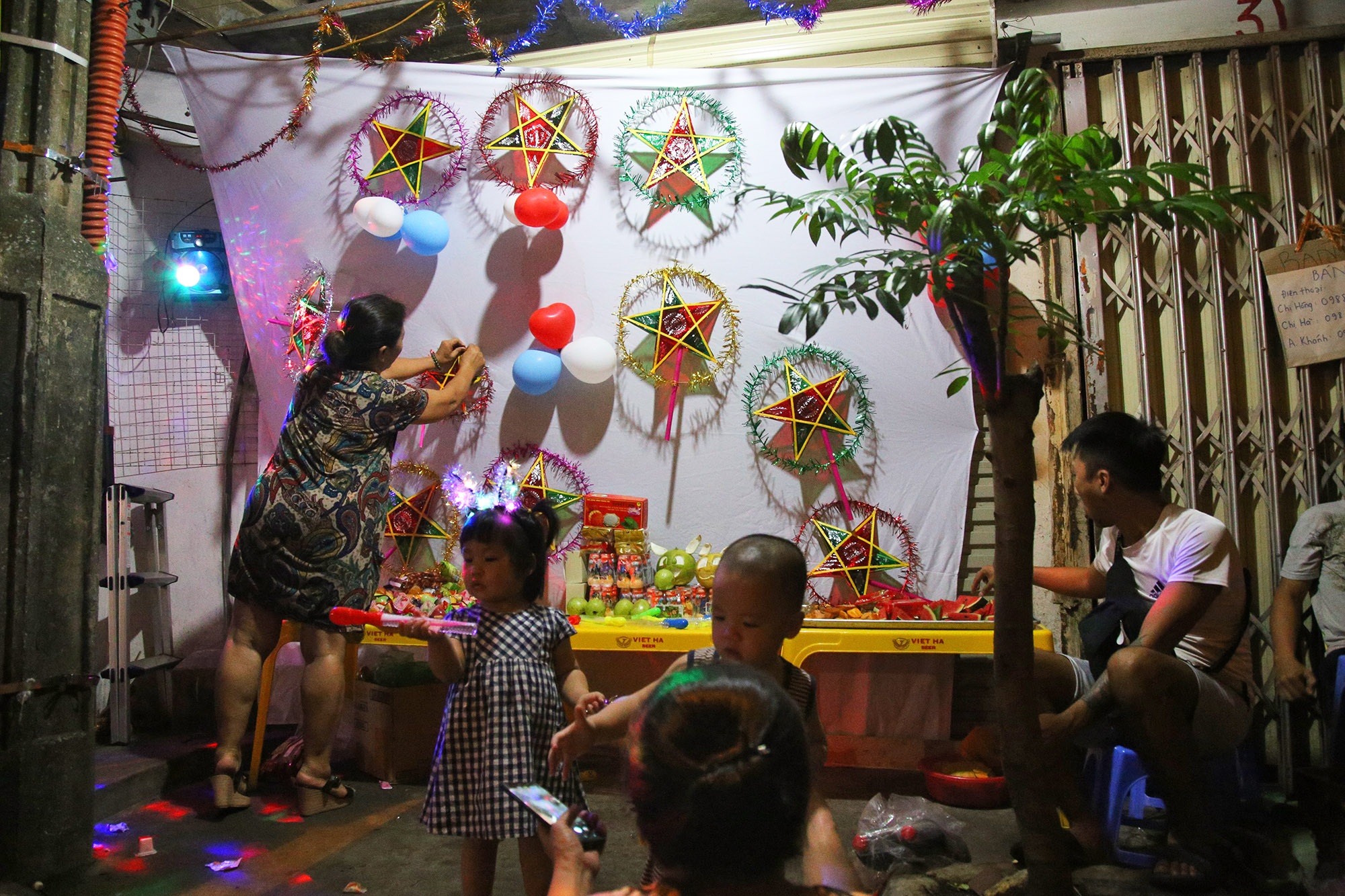 Sôi động đêm trung thu trên đường phố Hà Nội - 11 Sôi động đêm trung thu trên đường phố Hà Nội - 11