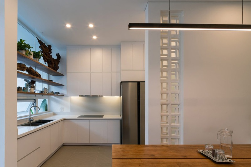 Ngôi nhà có không gian tự nhiên thư giãn cùng hồ cá bên trong - 4