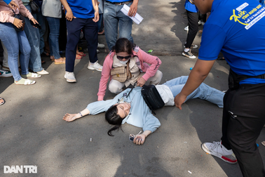 Người dân ngất xỉu khi chen chúc tại lễ rước kiệu Bà ở Bình Dương