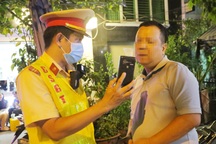 Tài xế ở TPHCM lao xe vào quán cà phê khi thấy CSGT kiểm tra nồng độ cồn