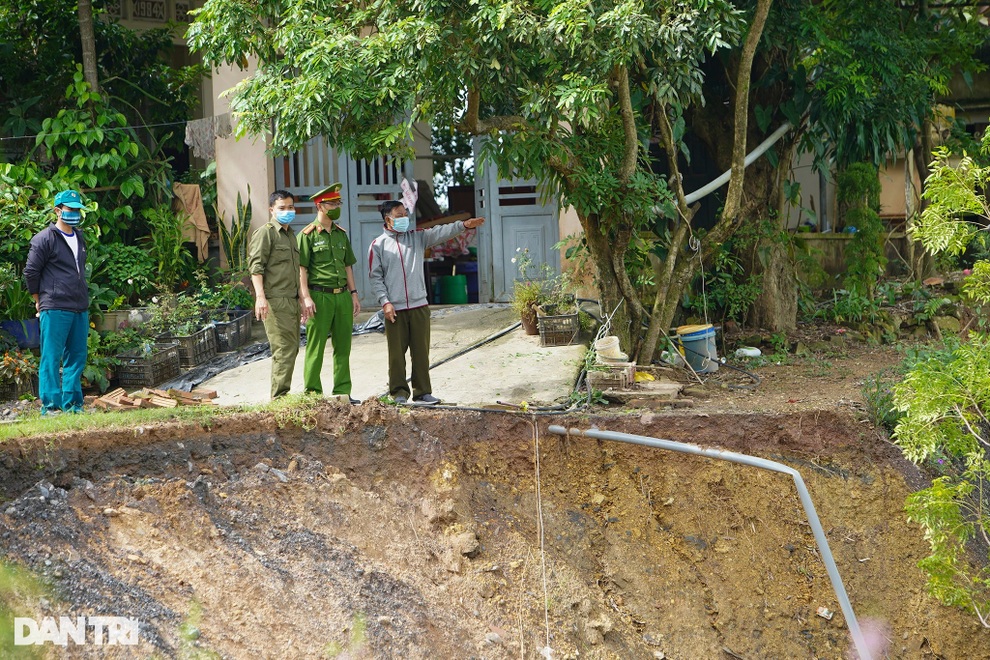 Hà Nội: Xuất hiện nhiều vị trí sạt lở đê nghiêm trọng ven bờ sông Hồng - 3 Hà Nội: Xuất hiện nhiều vị trí sạt lở đê nghiêm trọng ven bờ sông Hồng - 3