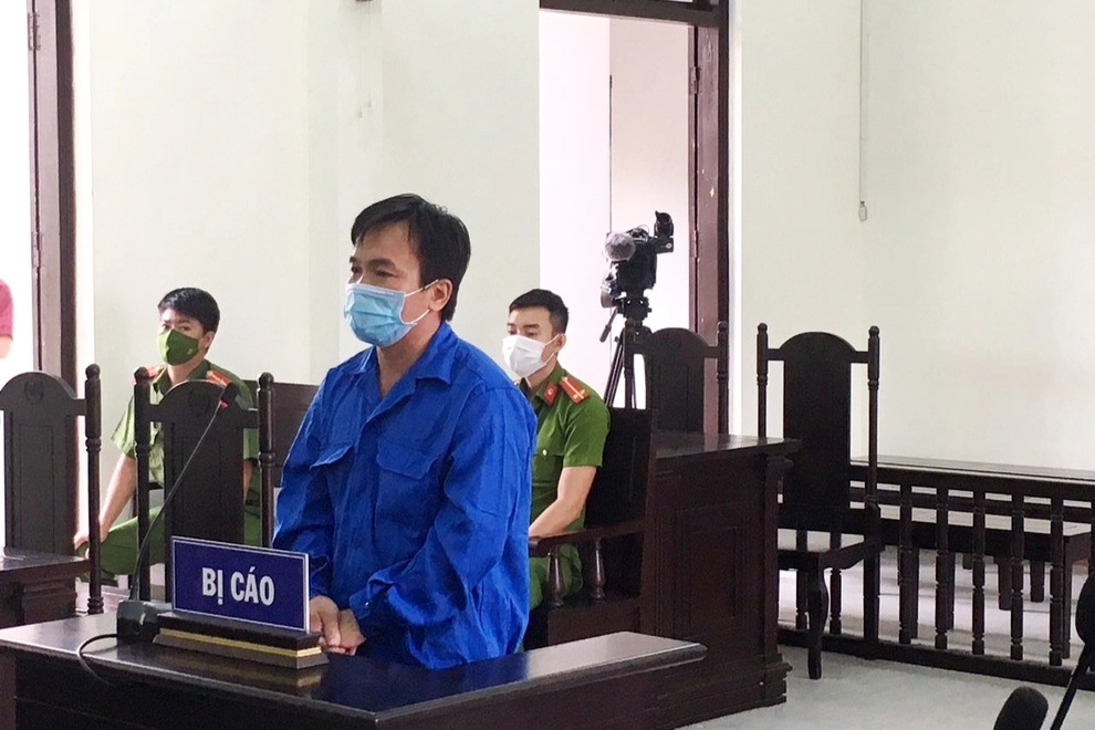 Tài xế thông chốt, hất văng cảnh sát giao thông lĩnh 30 tháng tù - 1