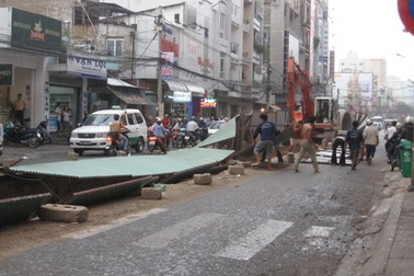 Rào chắn lô cốt đổ đè vào taxi và xe buýt